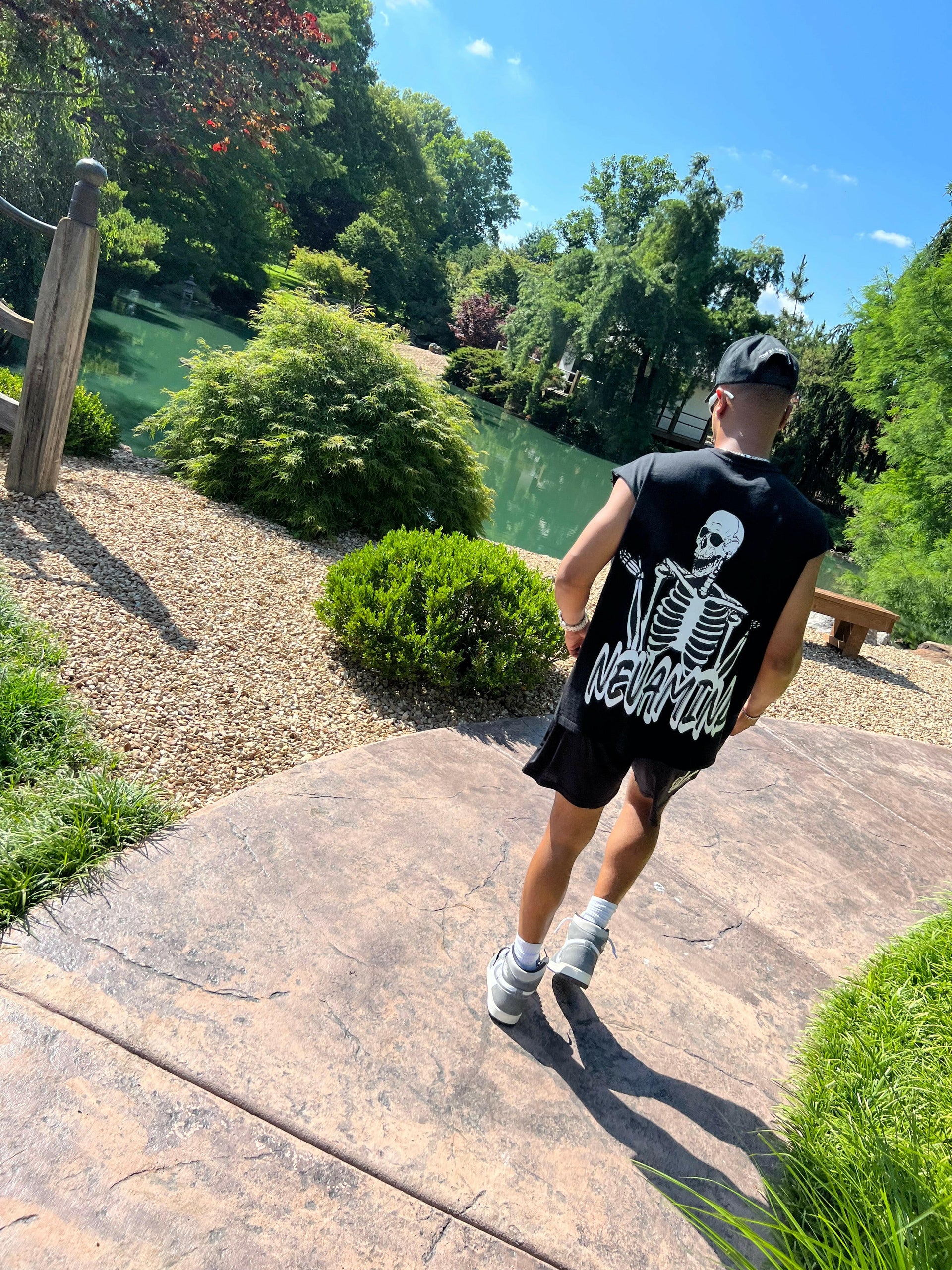 (Szn1) black Sleeveless T-shirt.